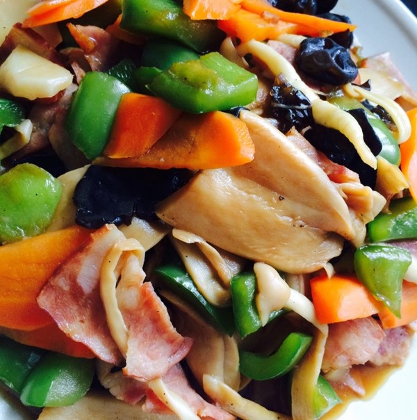  p>培根炒杏鲍菇是由培根,杏鲍菇等作为主要食材,蒜蓉,葱花,油等作为