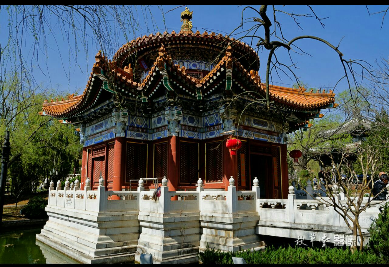 data-lemmaid="10902614">皇家园林为蓝本,以全国人民心向北京为