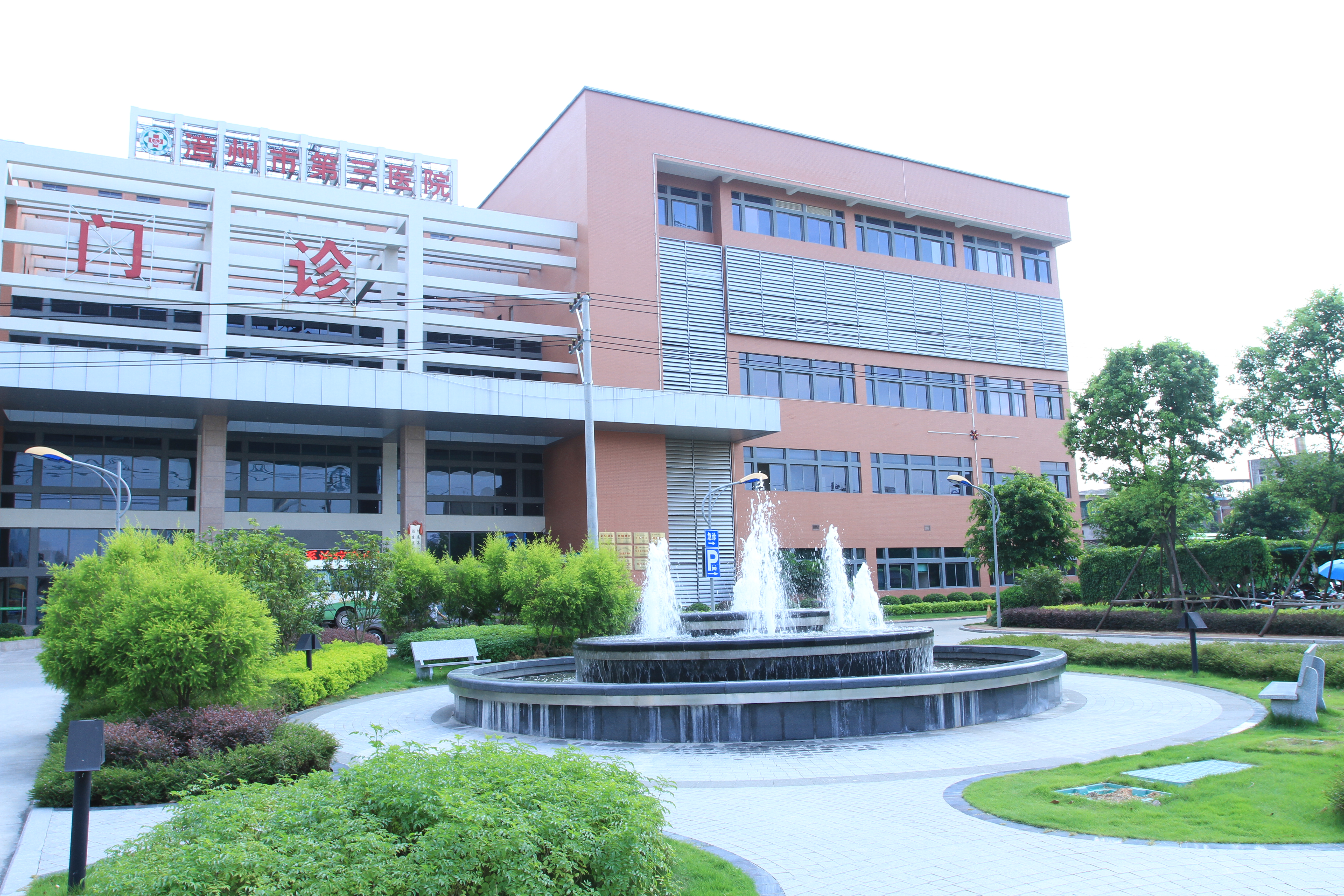  p>漳州市第三医院位于龙文区人民广场东侧,建筑面积172208平方米,是