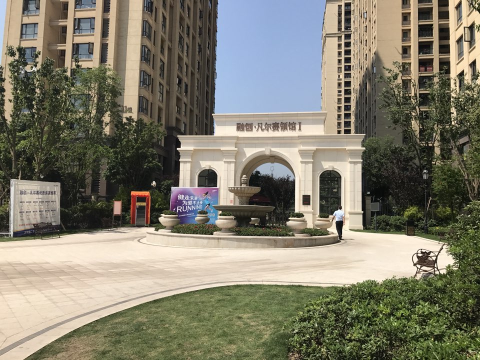  p>融创凡尔赛领馆一期位于重庆市渝北照母山,由重庆业晋房地产开发