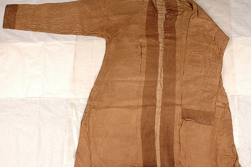  p>元菱形花卉纹罗对襟夹衣是1988年湖南省华容县元墓出土的文物,现