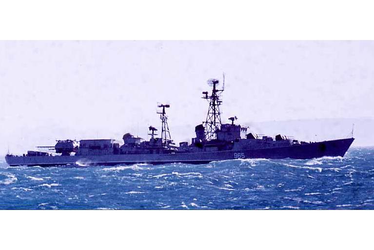 其中Э表示 i>试验 /i>,是苏联在科特林级驱逐舰基础上改型安装了sm