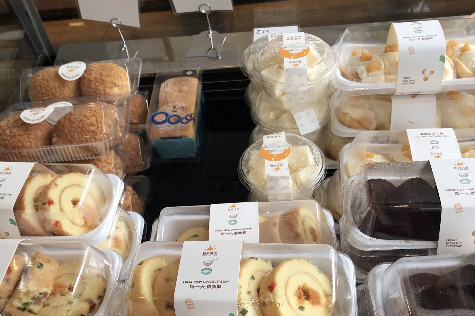  p>新天烘焙(欧尚店)是一家蛋糕西点店,位于绍兴市欧尚超市正门口.