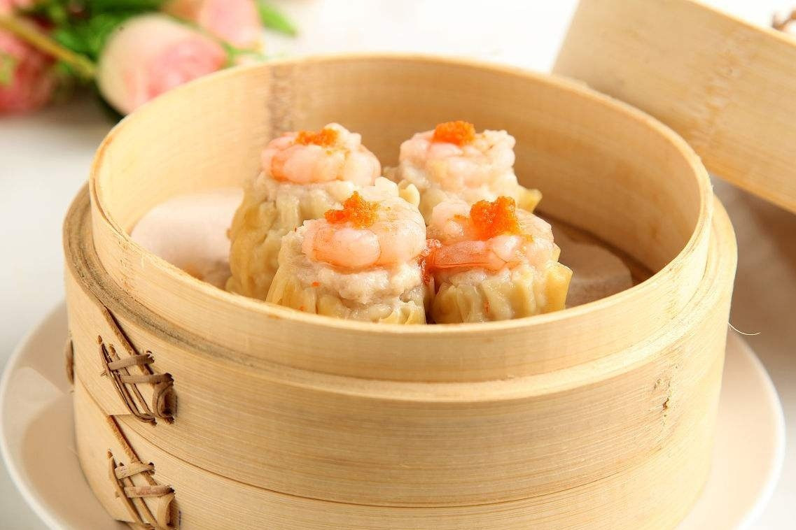 属于粤菜系,该小吃也是广式早茶中必点的人气点心之一;干蒸烧卖是用半