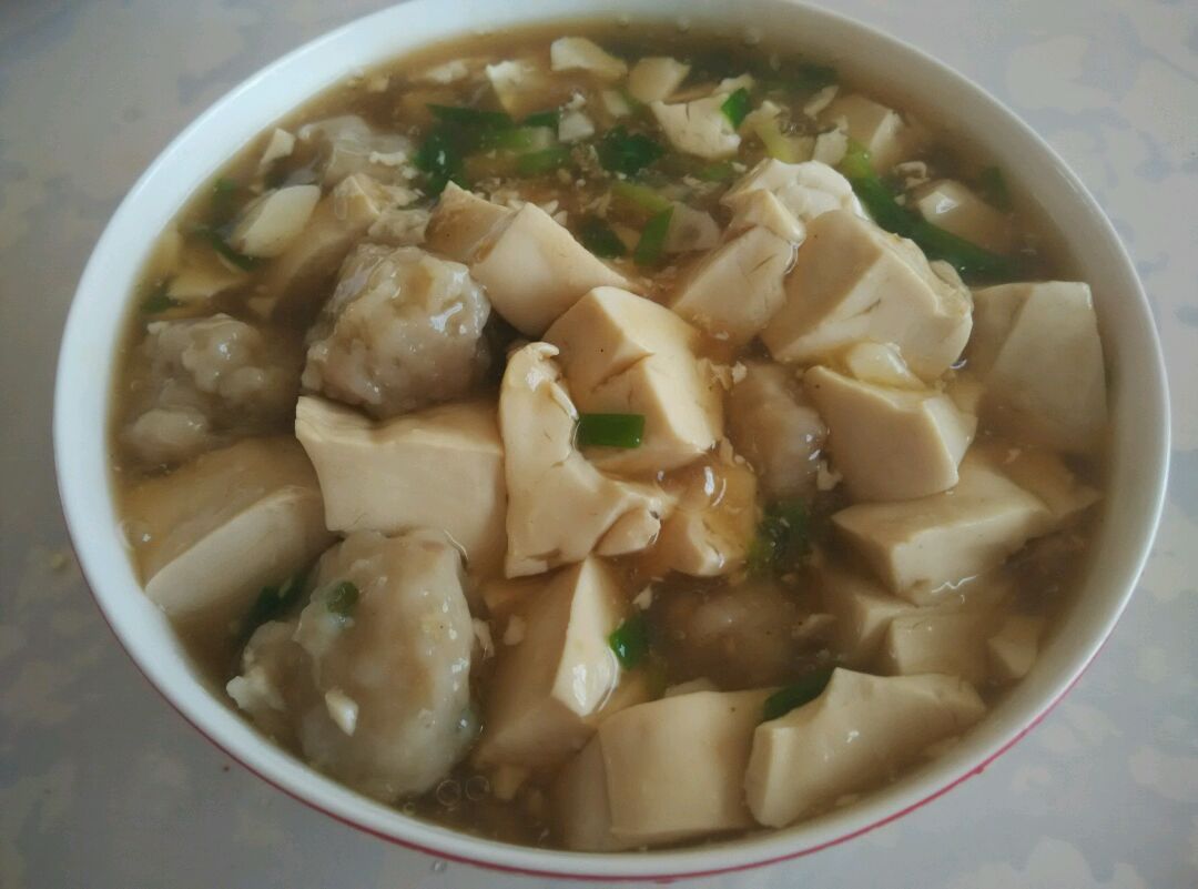  p>鱼丸烧豆腐是由豆腐,鱼丸等为主要食材做成的一道菜品,属于家常菜.