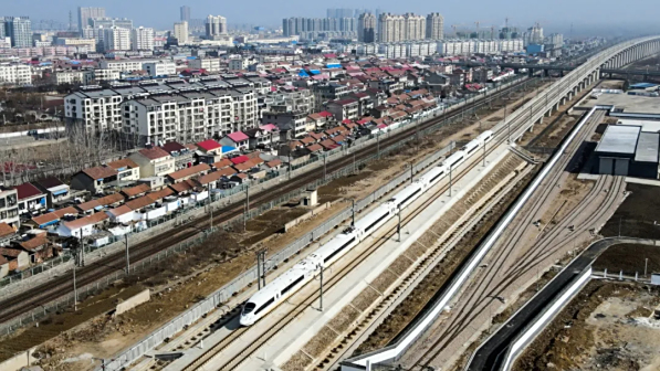 <p>列车行驶在东海县境内