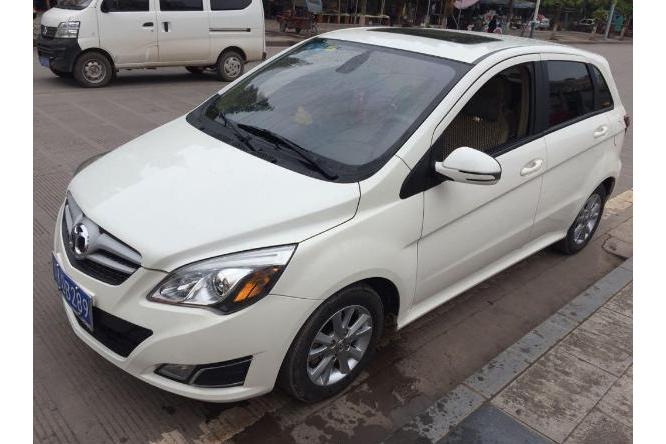  p data-id="gn3ipk2hfp">北汽e系列两厢是北京汽车吸取了国际前沿的"