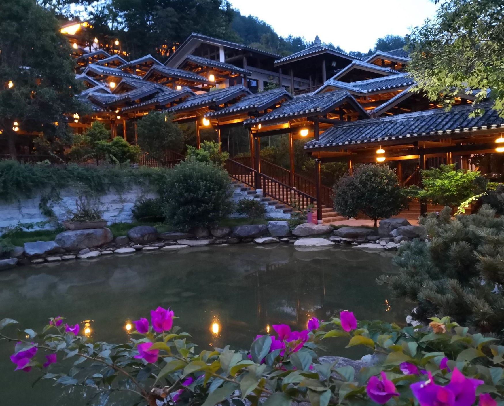 >铜鼓汤里森林温泉度假景区是国家aaaa级景区,位于铜鼓县大塅镇隘口村