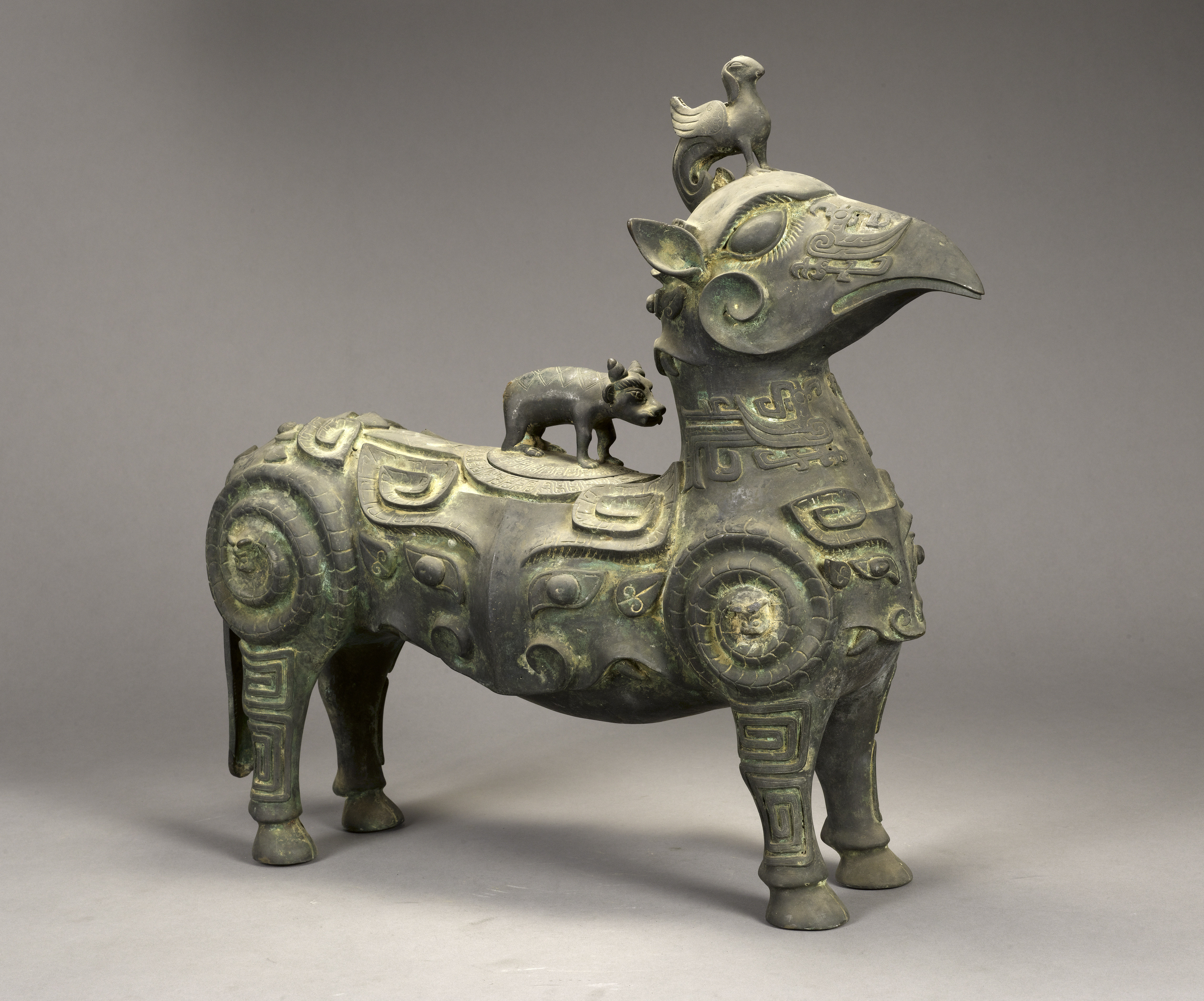 清鸟首兽身牺尊是青铜器类文物,现收藏于