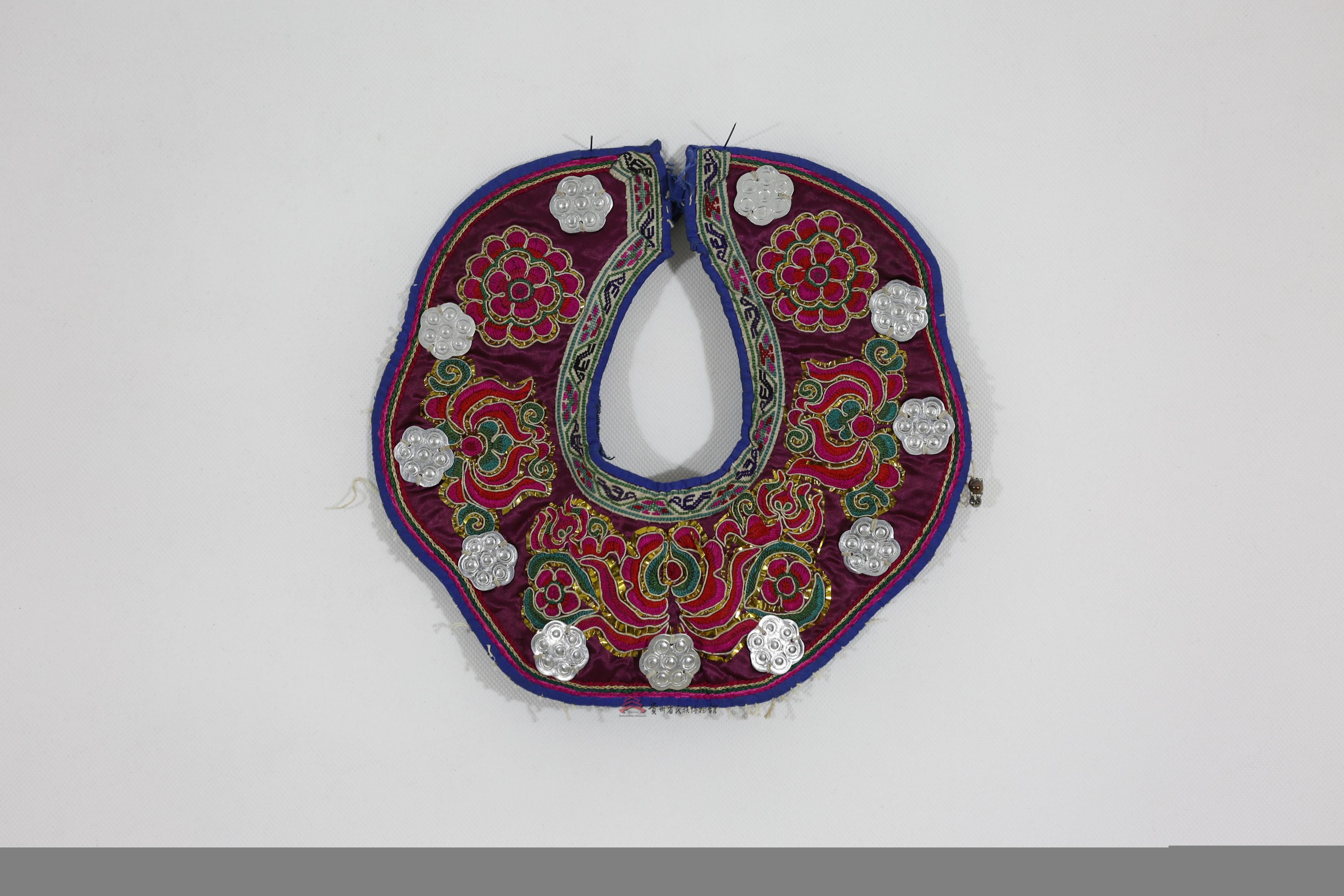 当代安顺苗族刺绣花纹女童口水兜