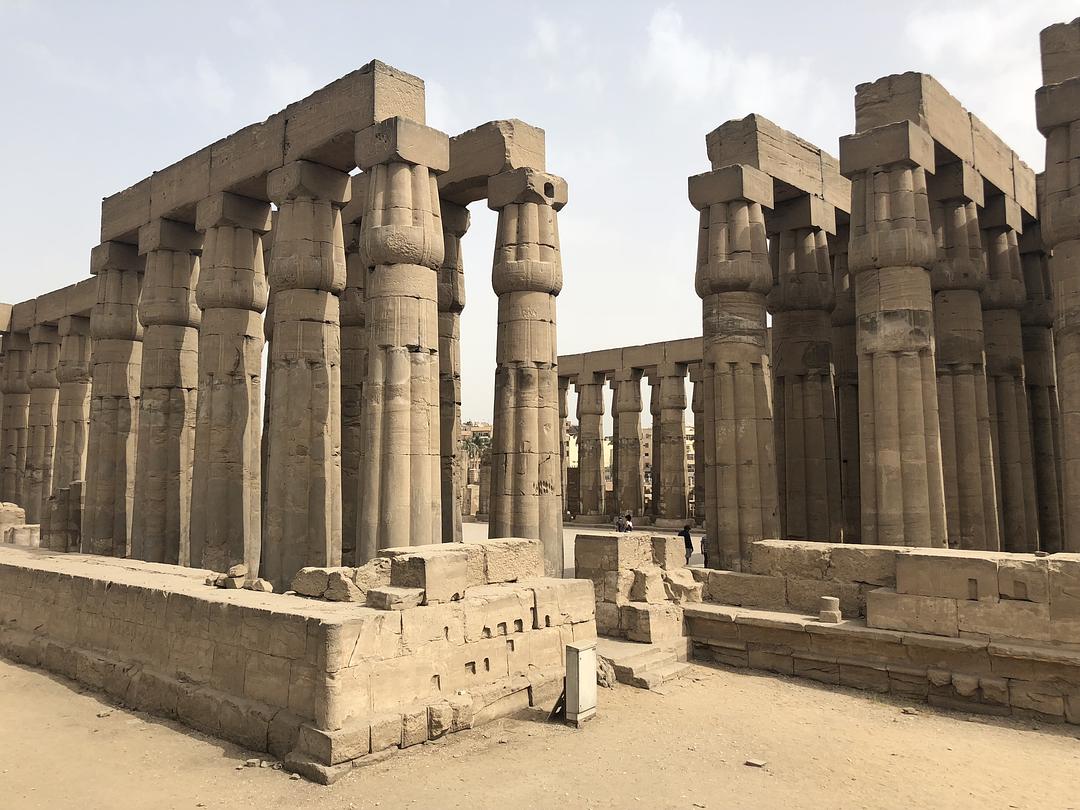  p>圆形环柱式神庙是一座古希腊建筑,位于德尔菲圣地. /p>