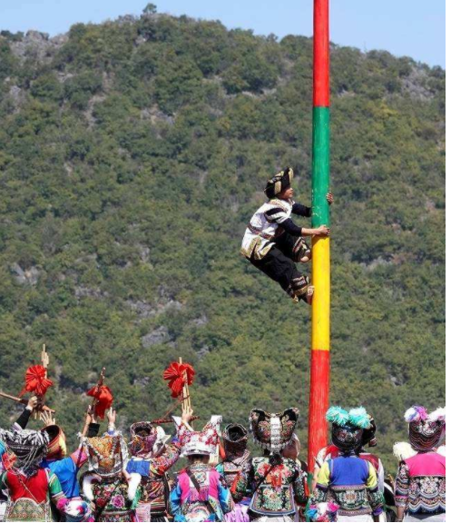 "爬坡杆"是隆林苗族的传统体育活动,是