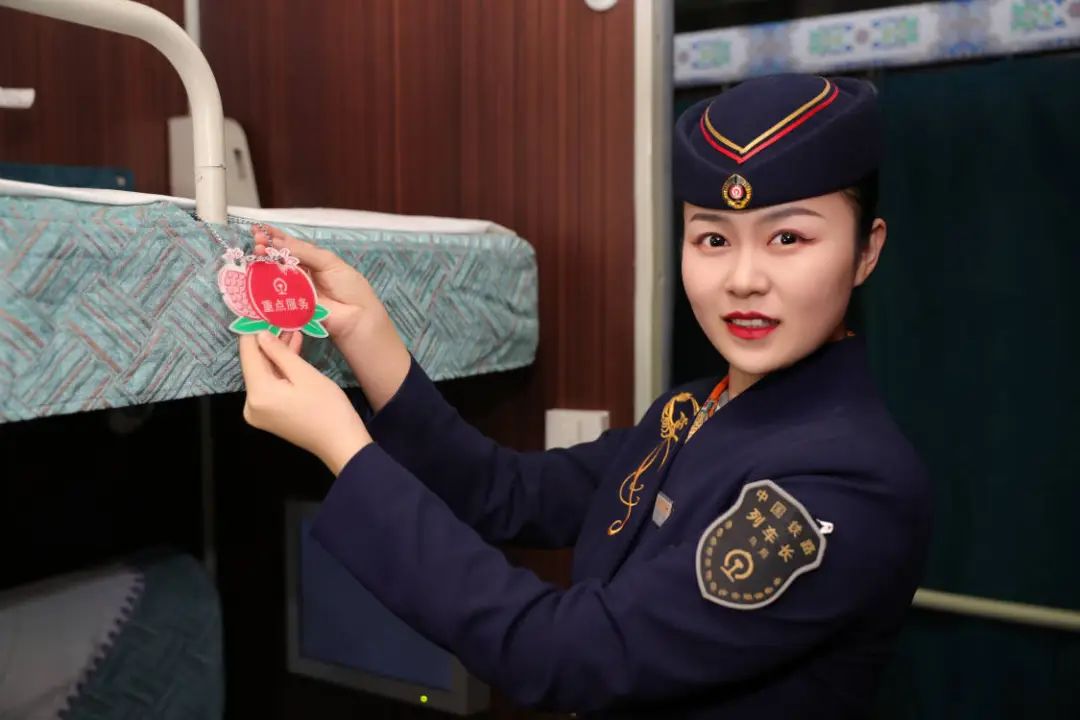  p data-id="u35stdka5orn">柴明明,女,列车乘务员. /p>