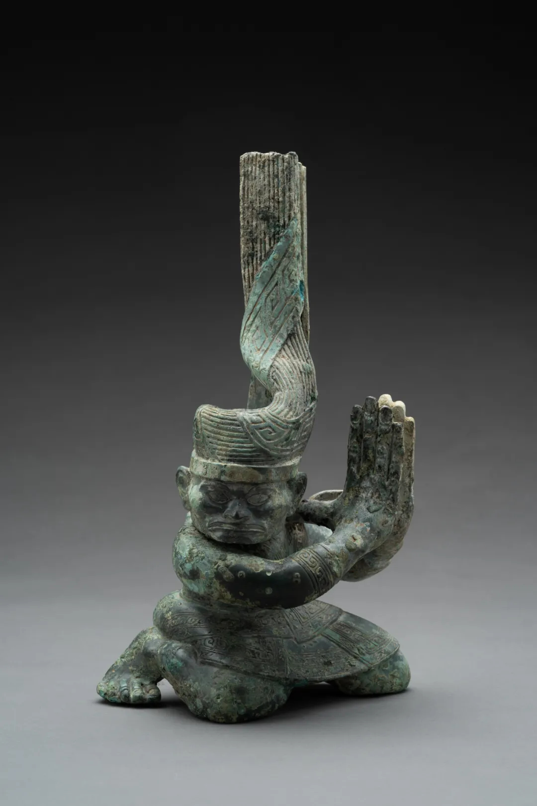 铜扭头跪坐人像