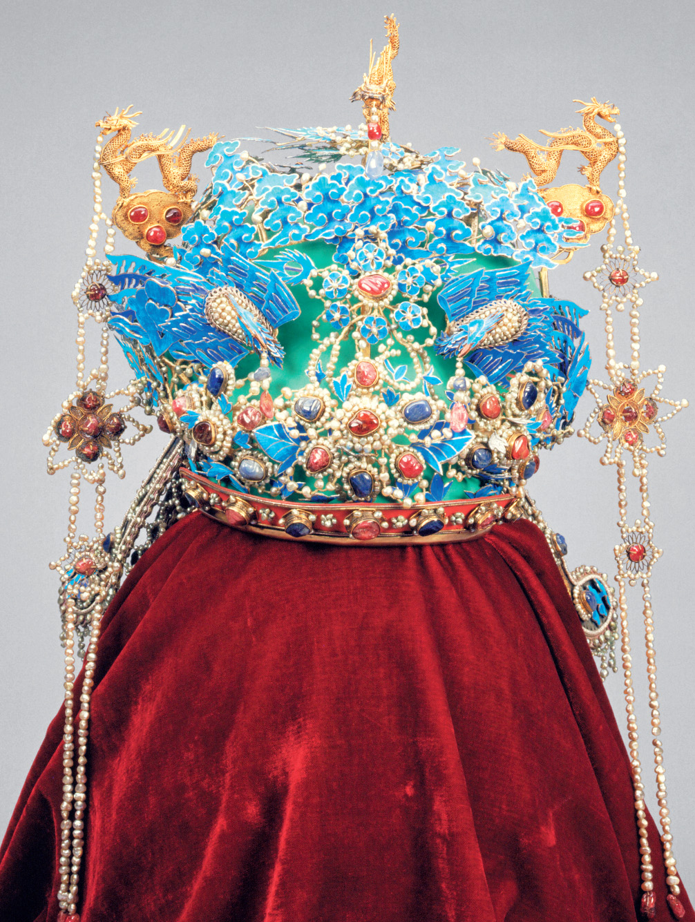  p>明孝靖皇后三龙二凤冠,是1956年出土于北京 a target="_blank"