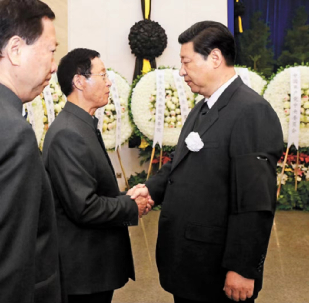 习近平与张震亲属握手，表示深切慰问