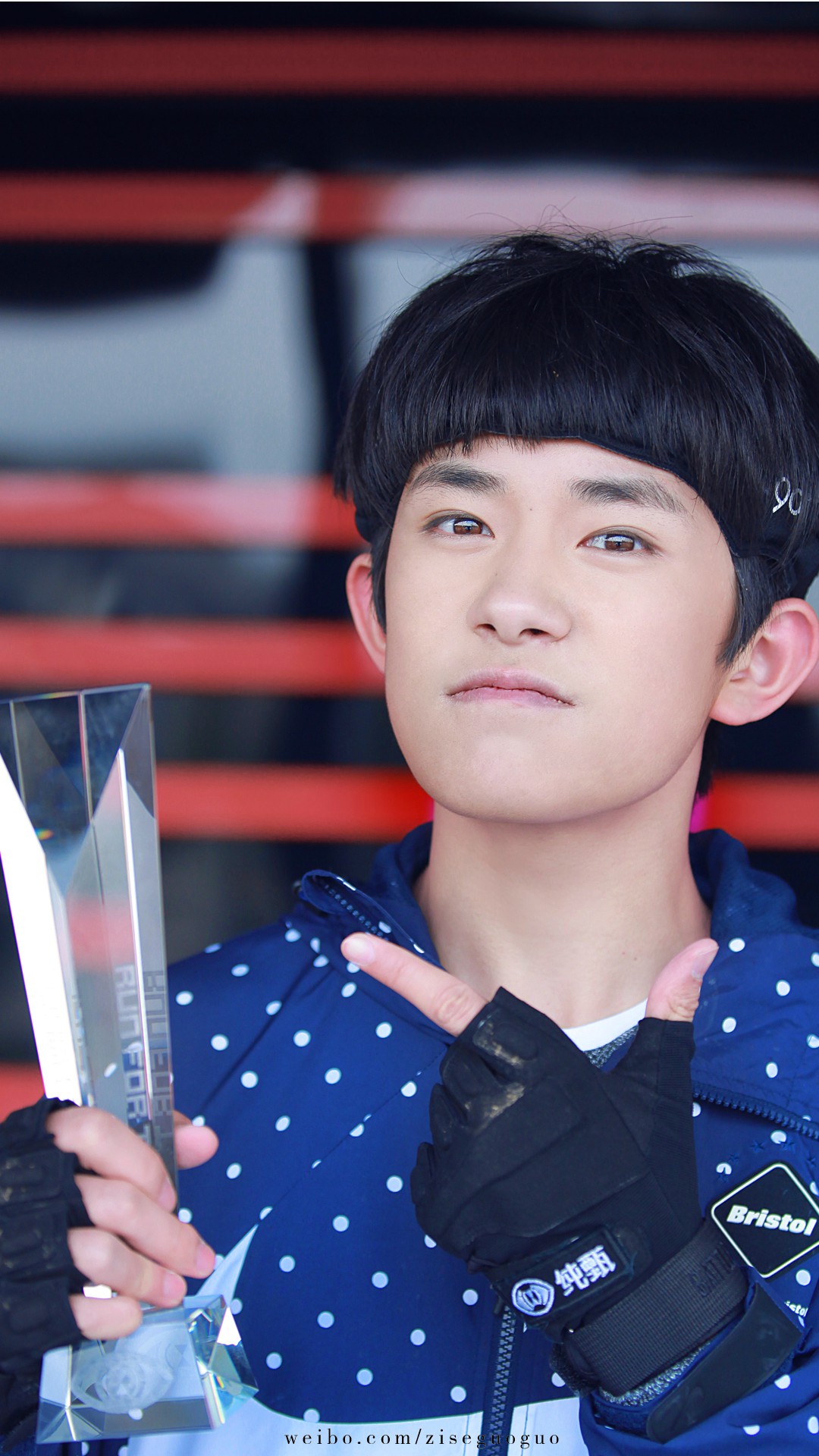  p>易烊千玺,2000年11月28日生于湖南怀化,中国内地男演员,歌手,舞者