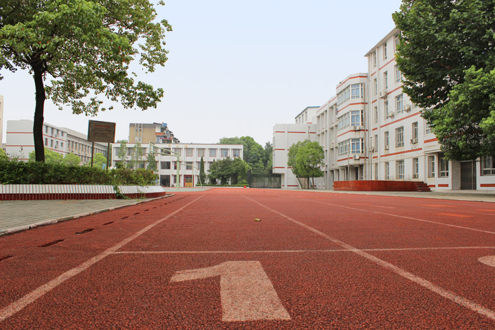  p>钢城五中(原名武钢五中),位于武汉市青山区红钢城中心地带的红钢二