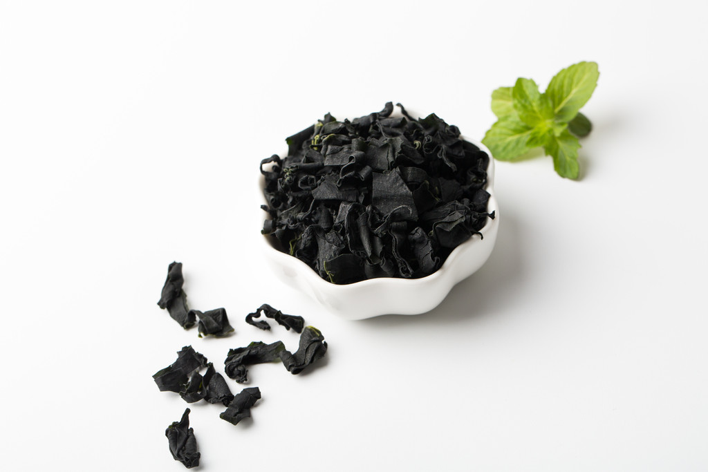  p>螺旋藻(学名: i>spirulina /i>),属于蓝藻门,蓝藻纲,颤藻科,螺旋藻