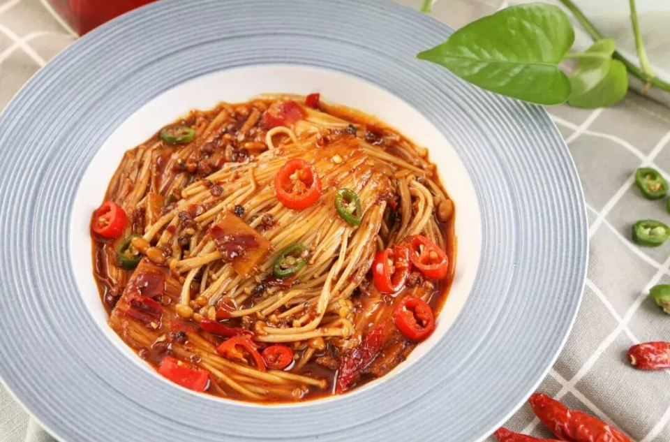 主要以金针菇为原料,大多以四川麻辣口味为精髓,用金针菇搭配而来的