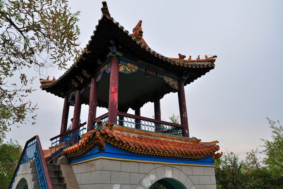  p>龙沙公园坐落于市区中心,位于齐齐哈尔市公园路32号,距齐齐哈尔市