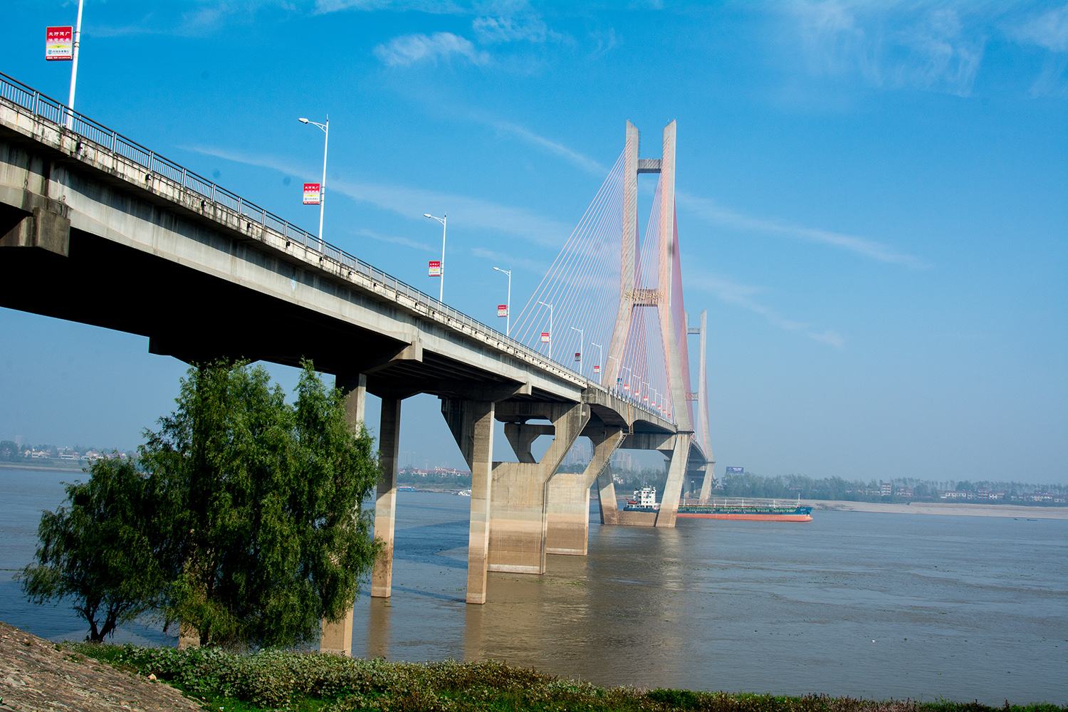 bridge),是中国湖北省境内连接鄂州市与黄冈市的过江通道,位于长江