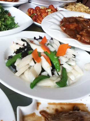  p data-id="gn3z2belgq">鸿起顺饭庄(大直沽店)是一家餐馆,位于天津