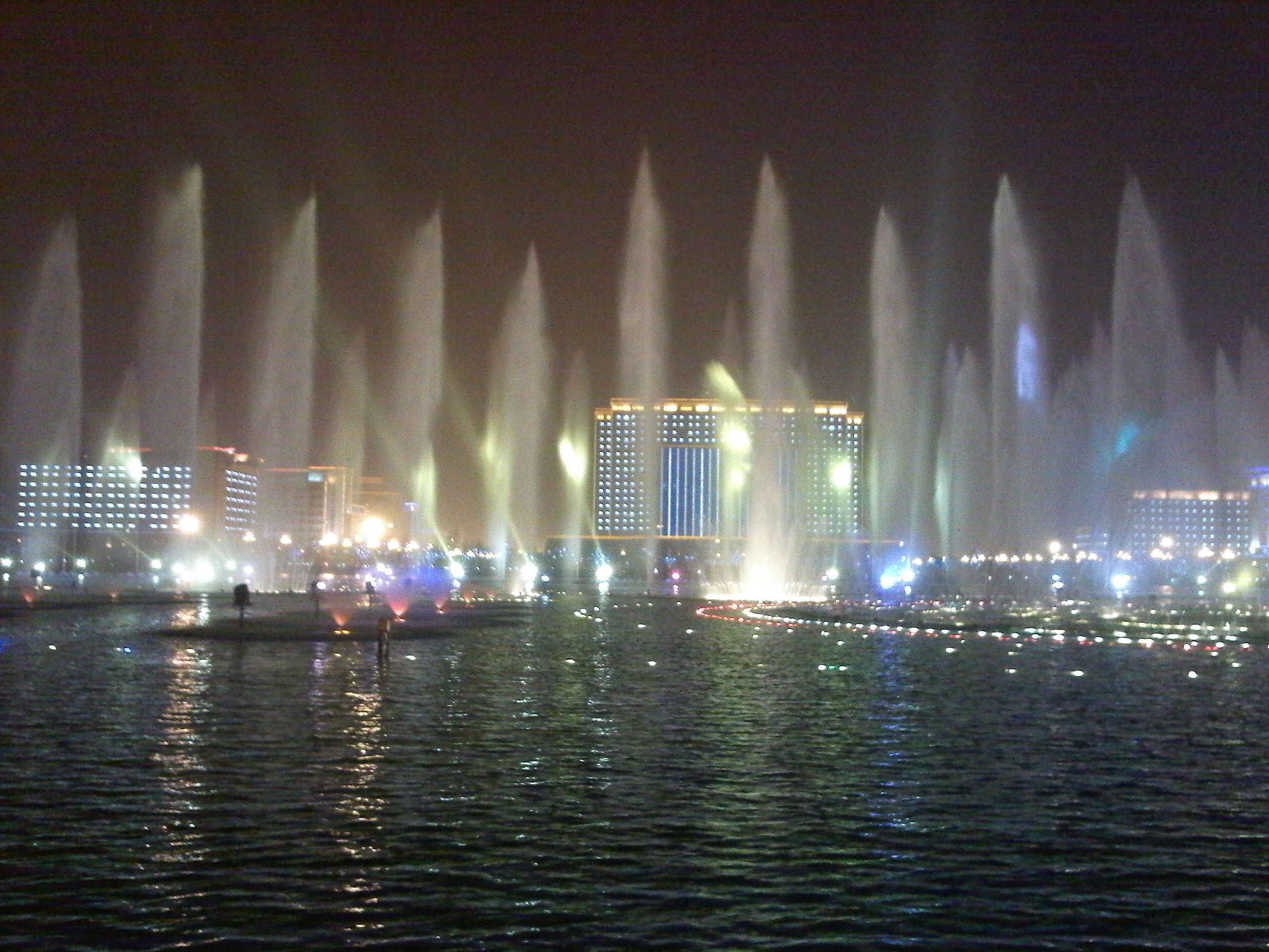  p>洛阳音乐喷泉是亚洲最大的综合型音乐喷泉,"亚洲第一大音乐喷泉"