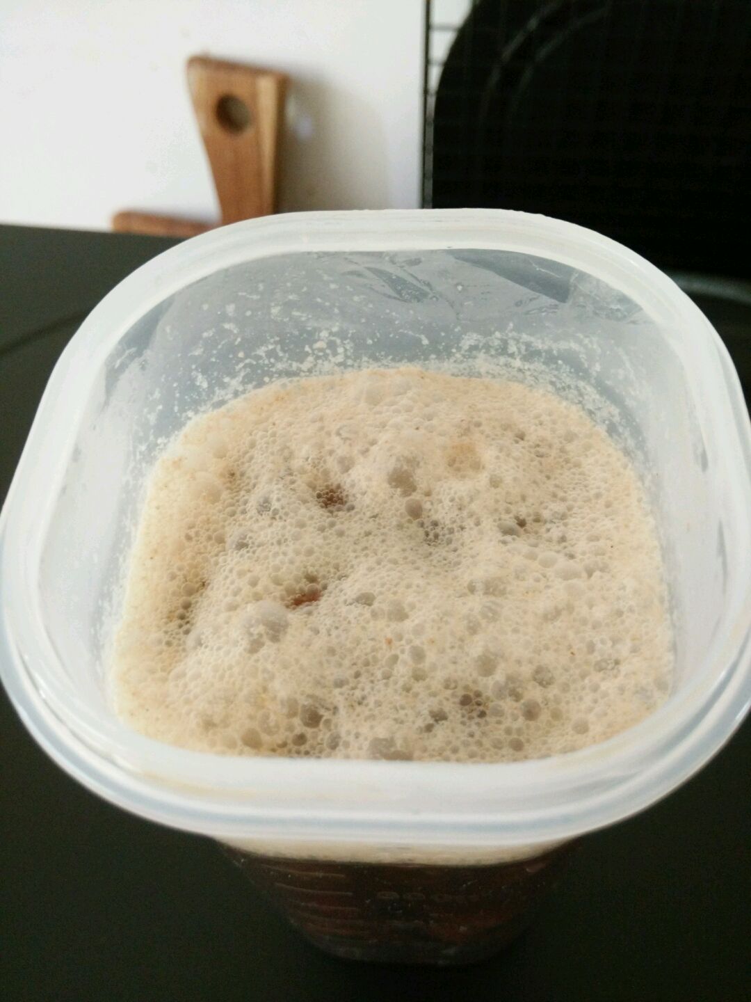 主料是葡萄干,糖,凉开水,辅料是玻璃瓶 1个
