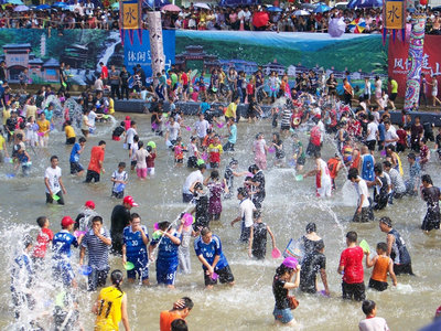 连山七月香壮家戏水节