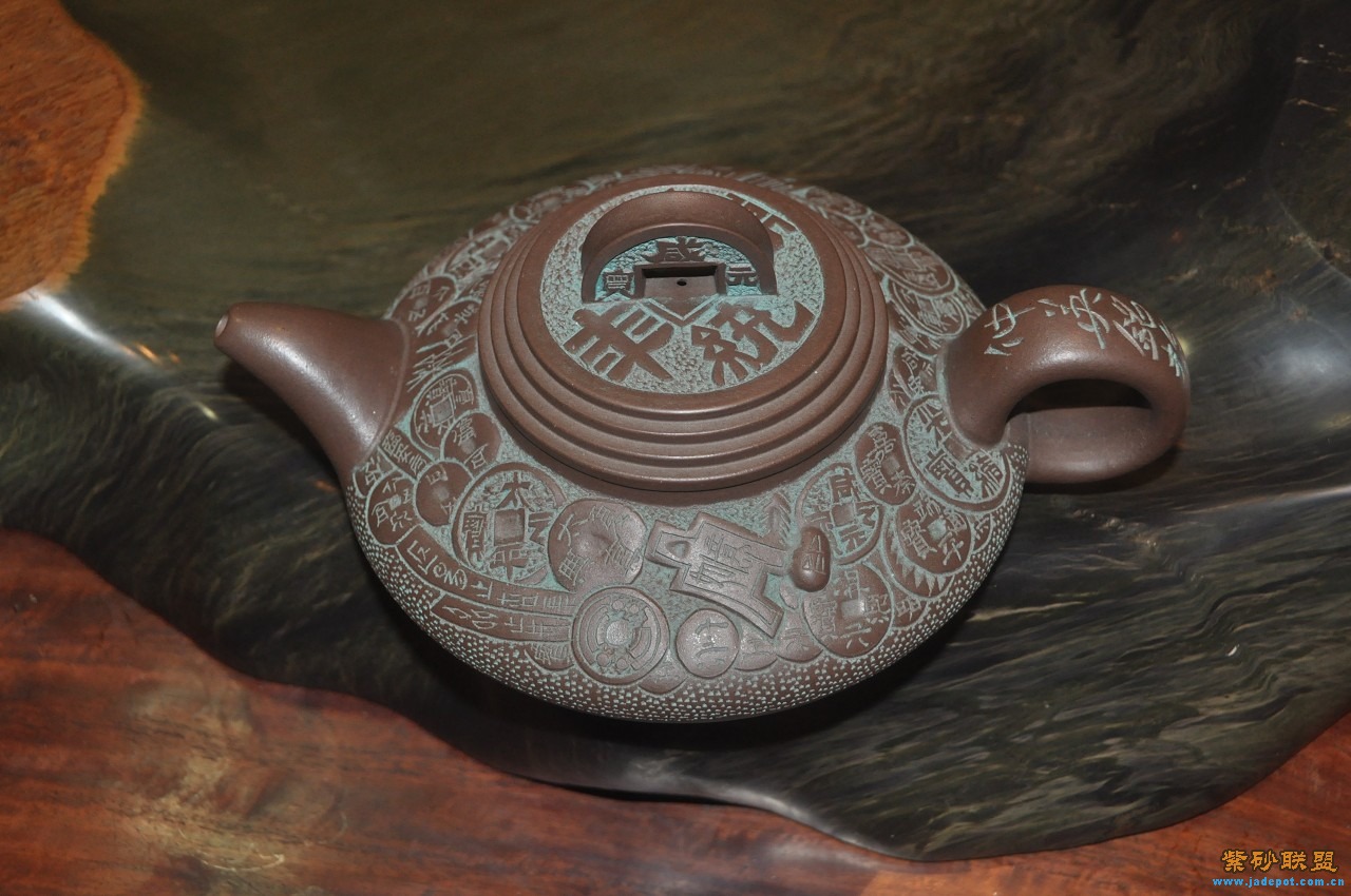  p>一把由国家高级工艺大师咸仲英制作的"济公壶"更是一举卖出了30