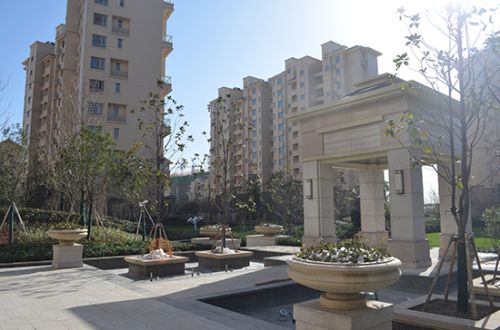 隶属于福建省泉州市安溪县城厢镇,社区位于镇东部,毗邻砖文,员宅,茶都