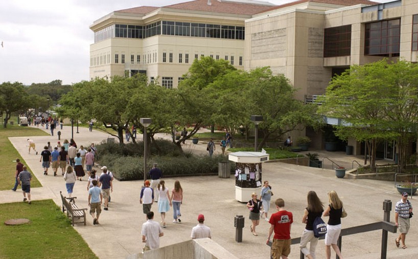  p>德州大学圣安东尼奥分校(utsa), 建于1969年,位于德州南部美丽的