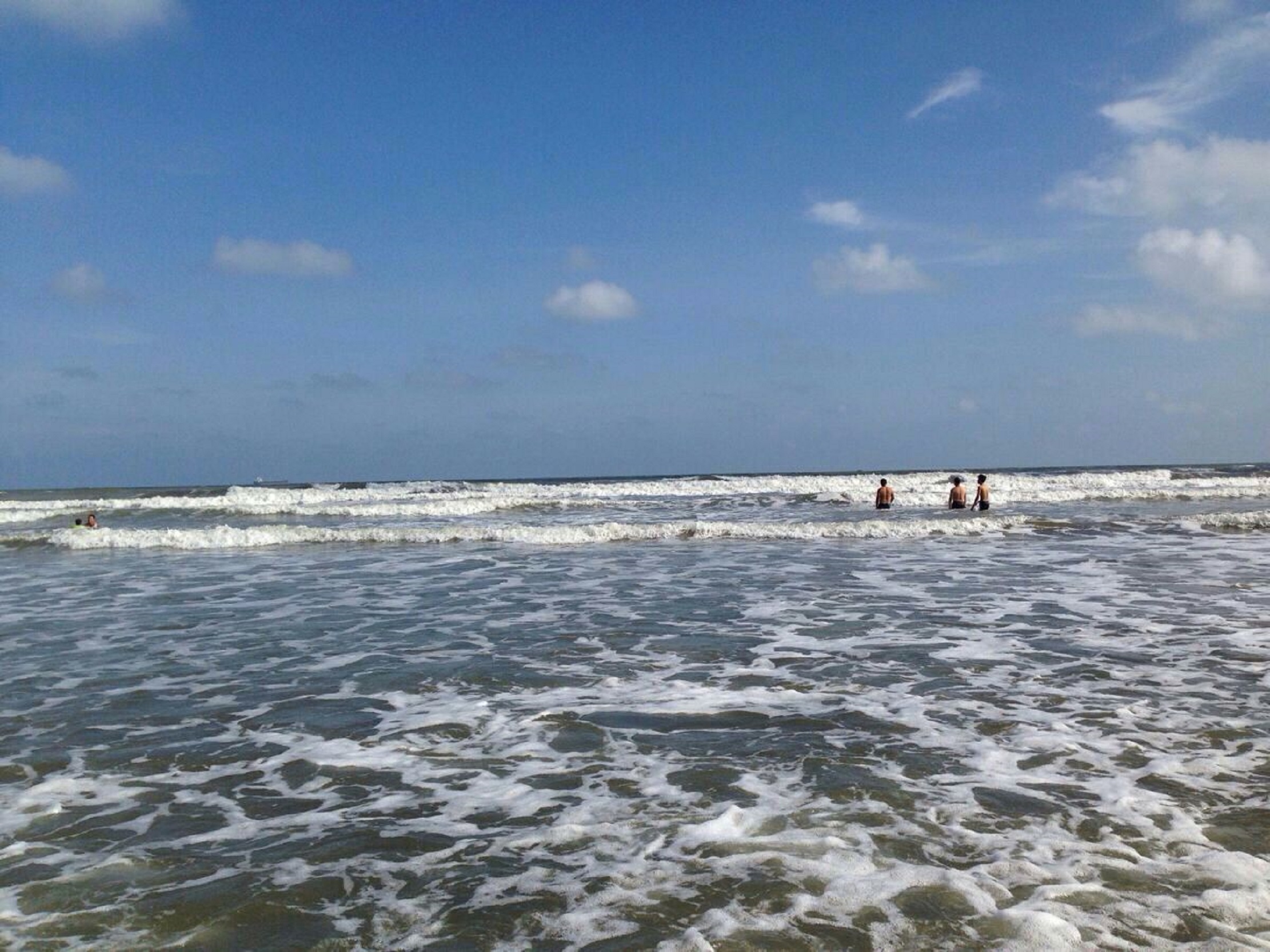  p>白浪滩位于江山半岛东北部,因在沙滩上常常可见一排排滚滚而来的