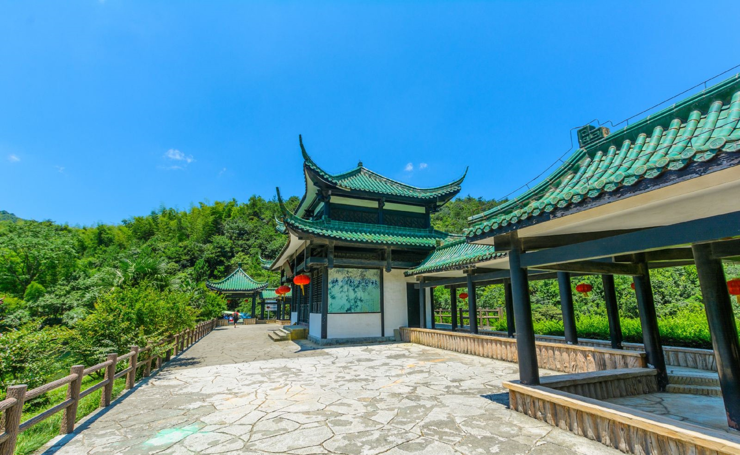  p>宜兴竹海风景区位于江苏省无锡市宜兴市区西南31公里的湖滏镇境内