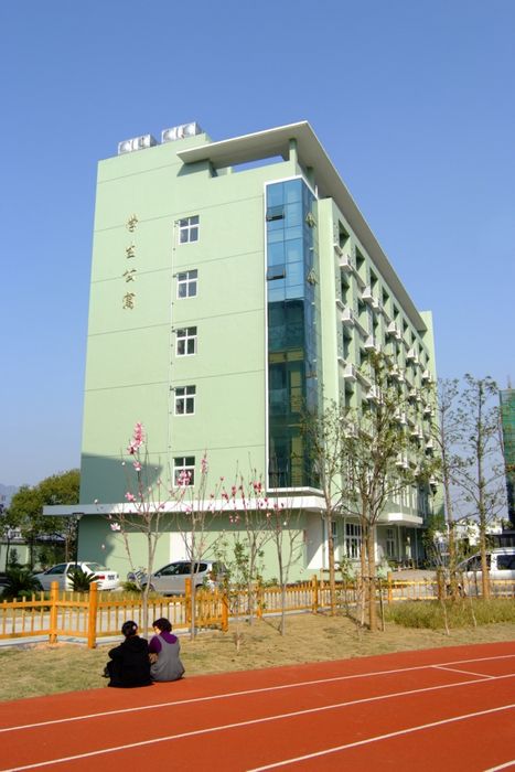  p>温州市鹿城区实验中学创办于1964年,坚定地走过了近50年的风雨历程