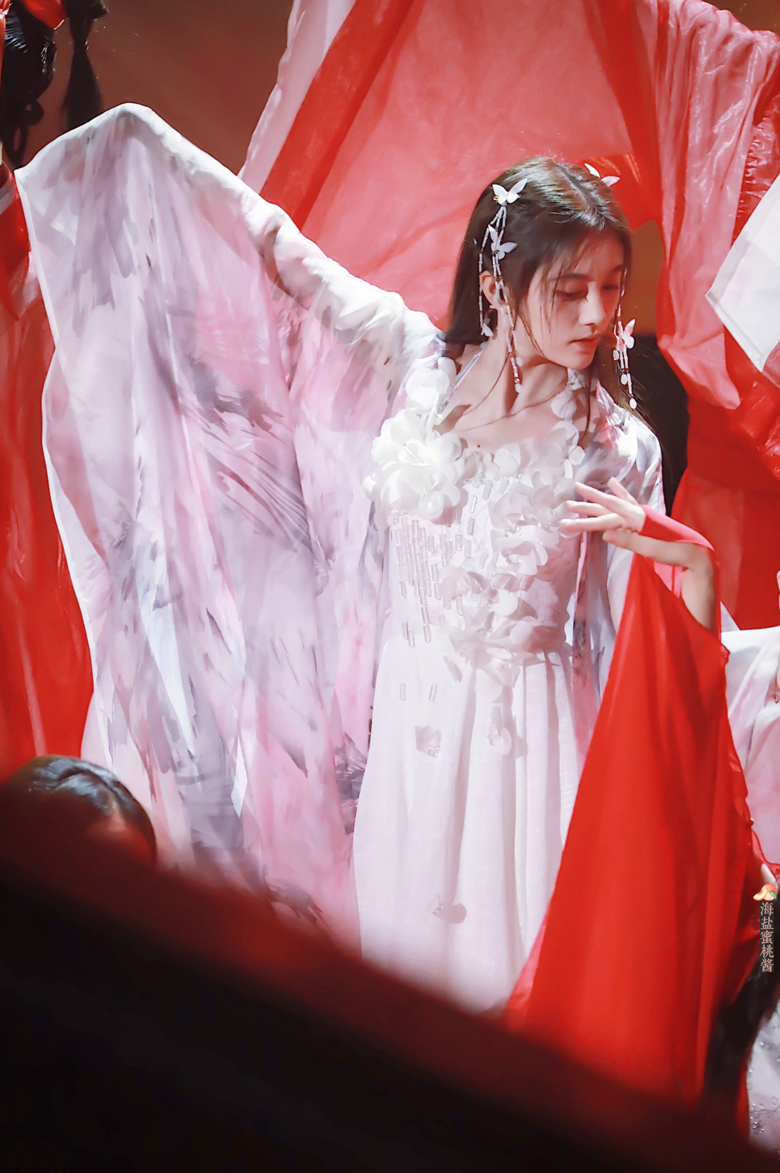  p>鞠婧祎(kiku),1994年6月18日出生于四川省遂宁市,中国内地影视女