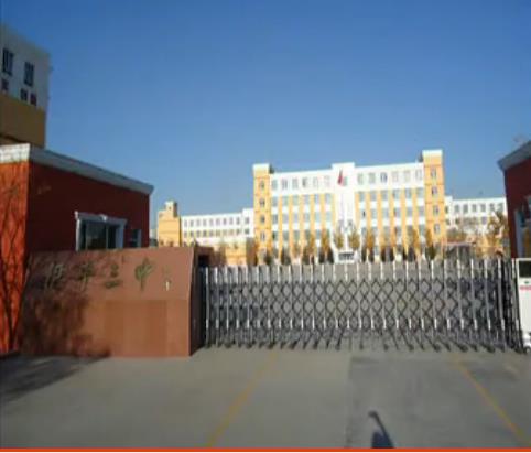 前身为伊宁市第三中学初中部(创建于2004年),2008年由解放路原高中部