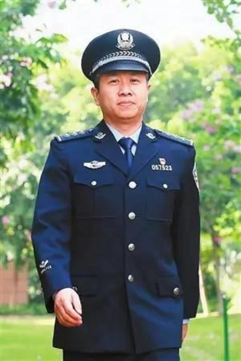  p>彭佛填,男,盐田公安分局沙头角派出所东和社区警长,部队转业后从警
