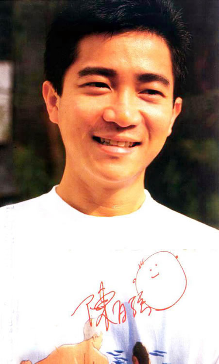 《而情是近》是歌手陈百强专辑《只因爱你》