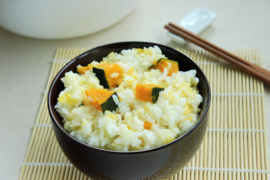  p>焖南瓜粳米饭是一道家常菜肴,不含防腐剂,制作难度一般,飘香美味