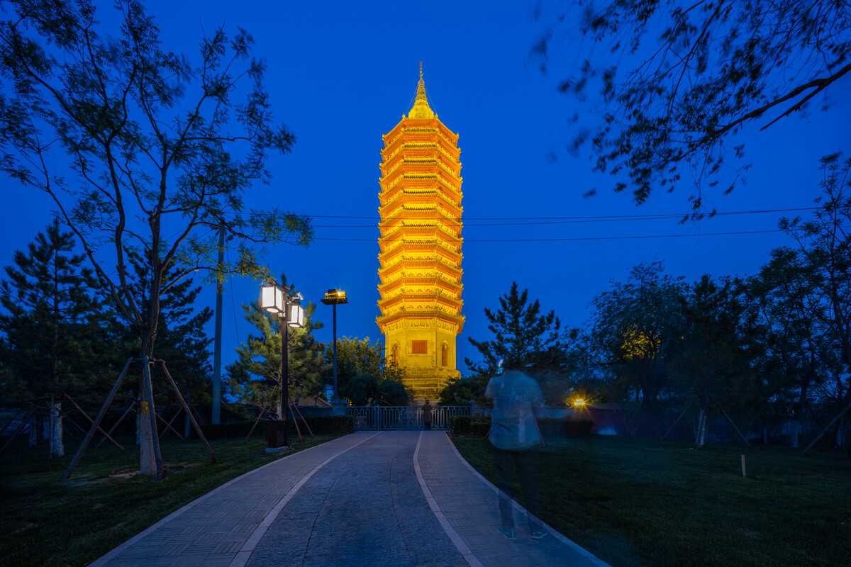  p>明燃灯古塔,代通州八景之一,位于京杭大运河北端西畔,北京东门通州
