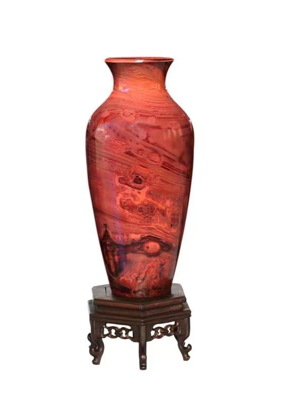 首届中国玻璃艺术大师,高级技师,2011年被授予"首届山东省玻璃(琉璃)