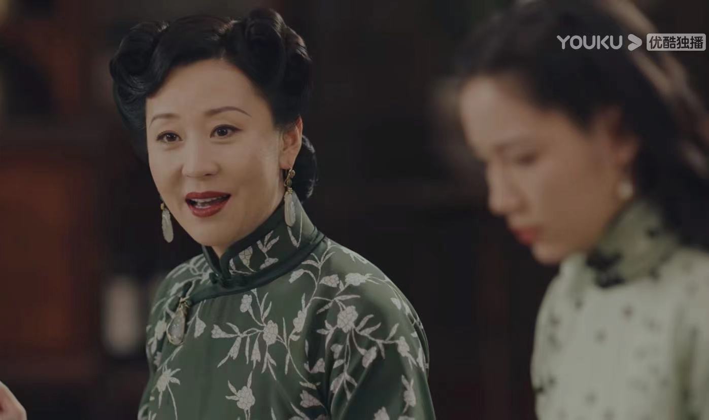 《传家》热播，秦岚和苗圃的角色个性神似，两人的表演相得益彰_百科TA说