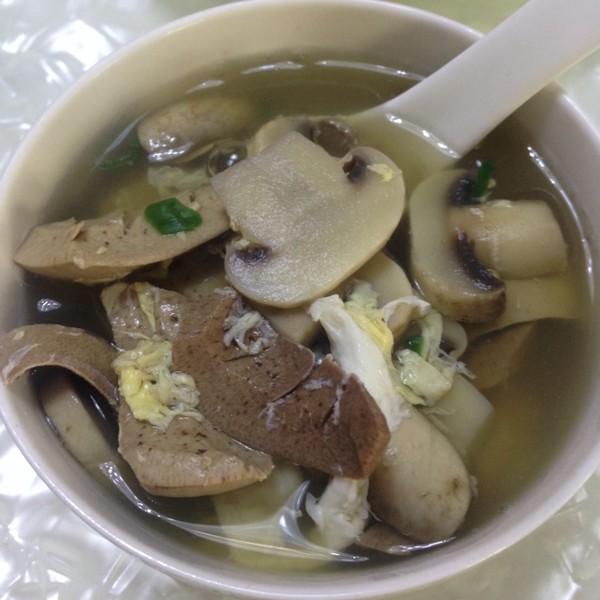  p>腰花蛋汤是一道简单的家常菜,主料是腰花2个,鸡蛋2个,小葱花少许.