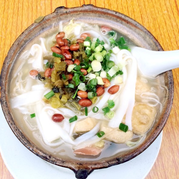 猪脚河粉砂锅煲