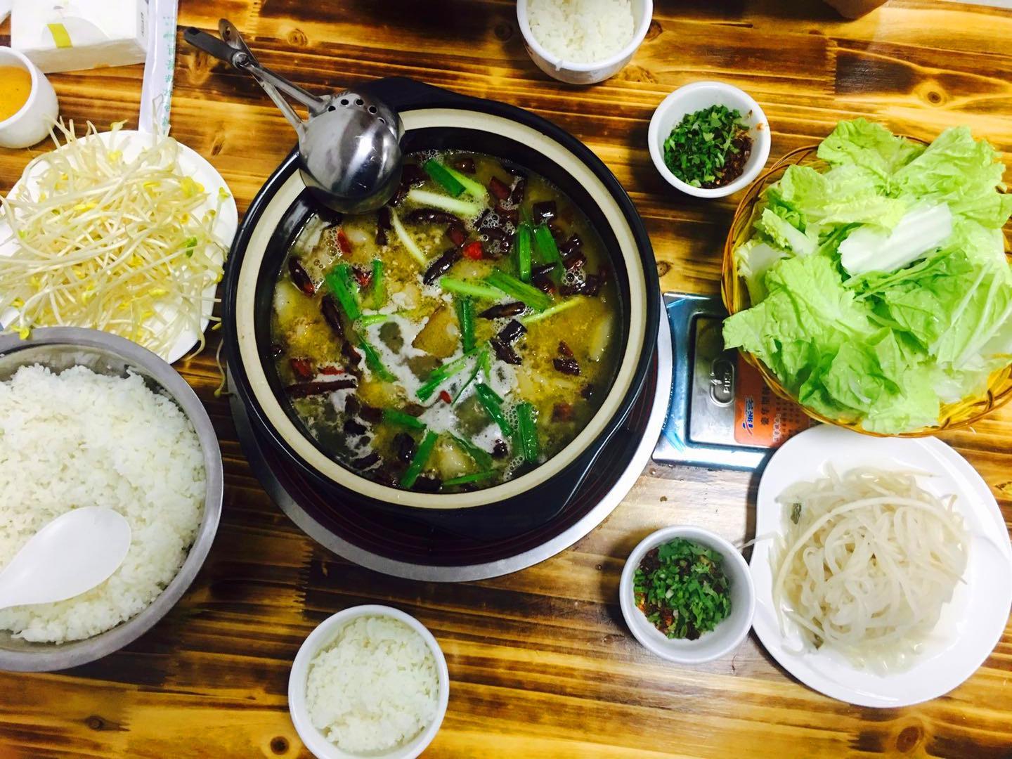酸菜豆米火锅