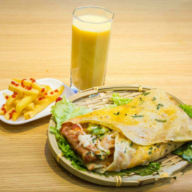 烙饼卷鸡蛋将鸡蛋煎熟,用摊好的鸡蛋放在大饼上,卷起来就可以吃的食物