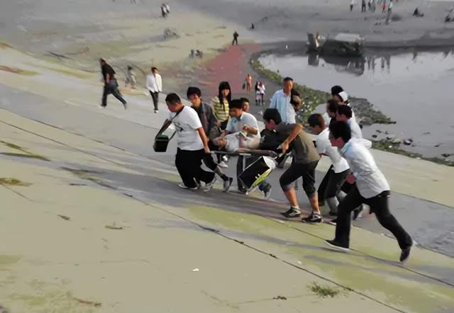 长江天价捞尸人：要价3.6万，一天曾救13人，臭味要花几天才洗掉_百科TA说