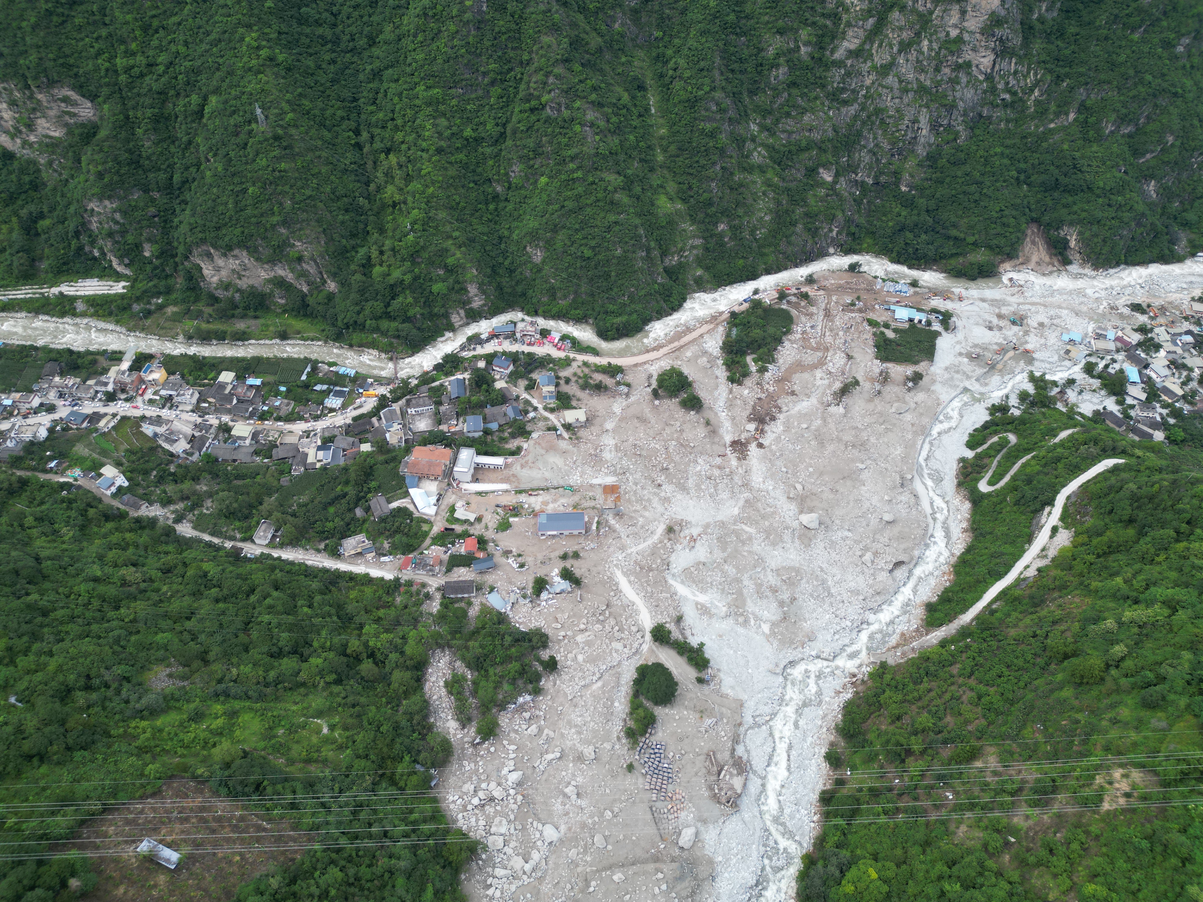 致使雅康高速康定至泸定段日地1号隧道至2号隧道间桥梁垮塌和姑咱镇日